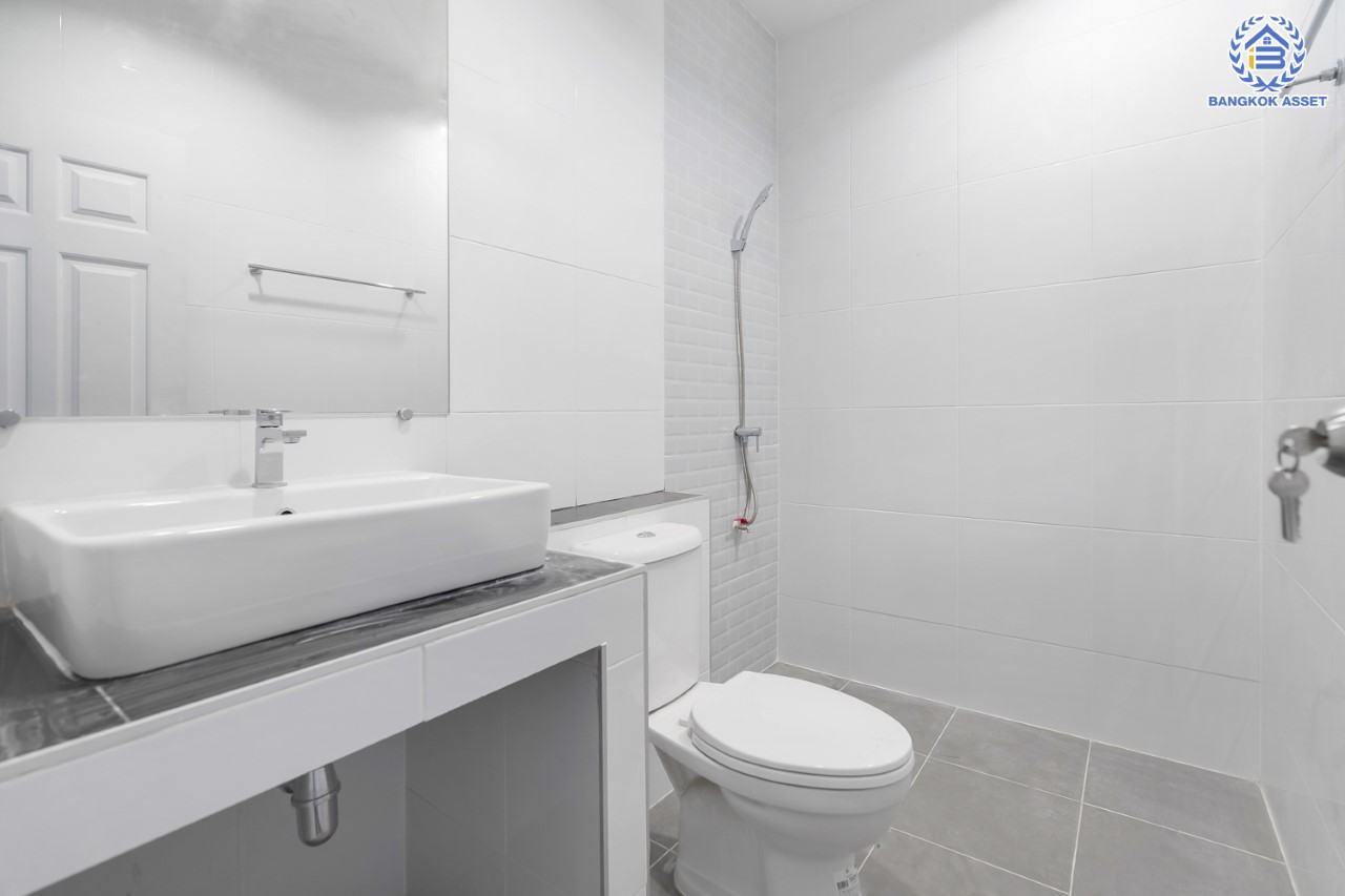 บ้านมือสองตกแต่งใหม่ ทำเลใจกลางเมือง ม.เกตุนุติเชอมีเน่ ลาดพร้าว87 ทาวน์โฮม 3 ชั้น เนื้อที่ 16 ตร.ว. ฟังก์ชัน 4 ห้องนอน 3 ห้องน้ำ จอดรถได้ 1 คัน เชื่อมต่อทั้งถนนเกษตร-นวมินทร์, ลาดพร้าว, รัชโยธินฯ ใกล้ทางด่วนรามอินทรา และรถไฟฟ้าสายสีเหลือง "สถานีลาดพร้าว 83"